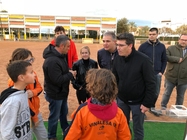 Los chavales de la Escuela de Fútbol de Vinalesa estrenarán campo de césped con ayuda de la Diputació 