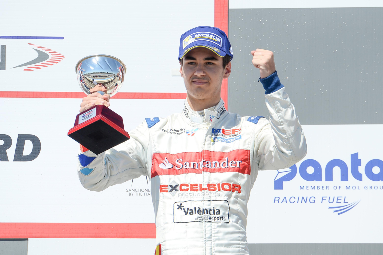 El piloto becado por la Diputación Eliseo Martínez sigue creciendo en Paul Ricard