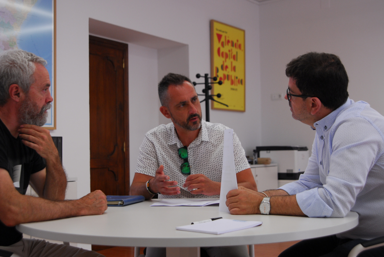 Emili Altur assessora a l'ajuntament d'Otos sobre la construcció d'un espai en el qual exposar la seua col·lecció del pintor alcoià Miró