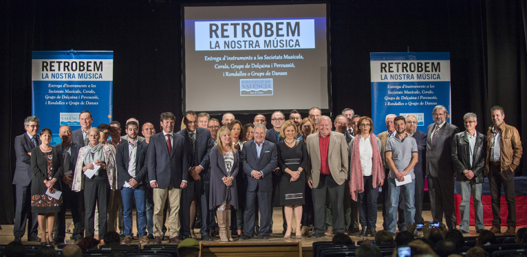 Alfonso Rus entrega 94 instrumentos a grupos de Camp de Túria, Los Serranos y Rincón de Ademuz