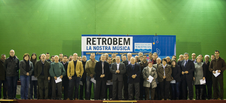 Entrega instrumentos en Llutxent