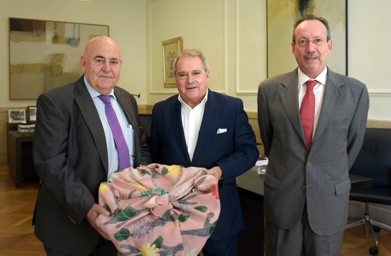 El Gremio de Panaderos y Pasteleros entrega la tradicional ‘mocadorà’ al presidente Rus