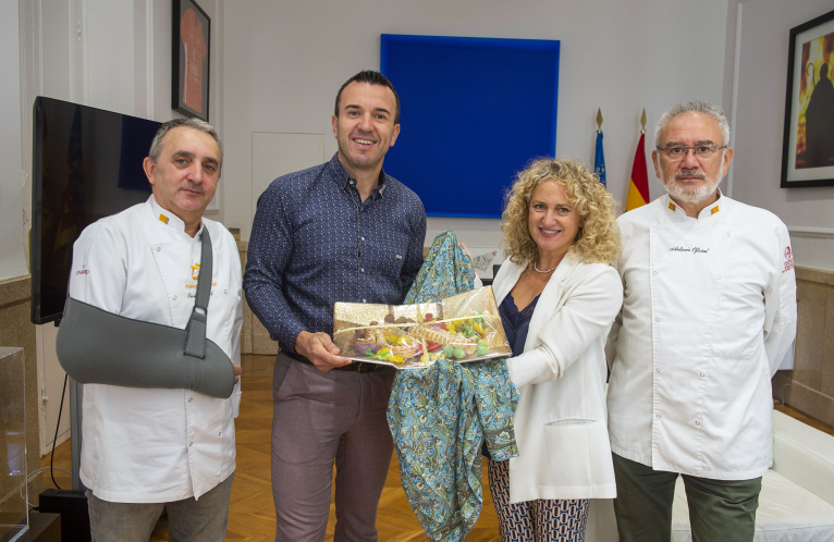 El Gremi de Forners i Pastissers i el de Mestres Confiters entreguen la tradicional ‘Mocadorà’ a Vicent Mompó