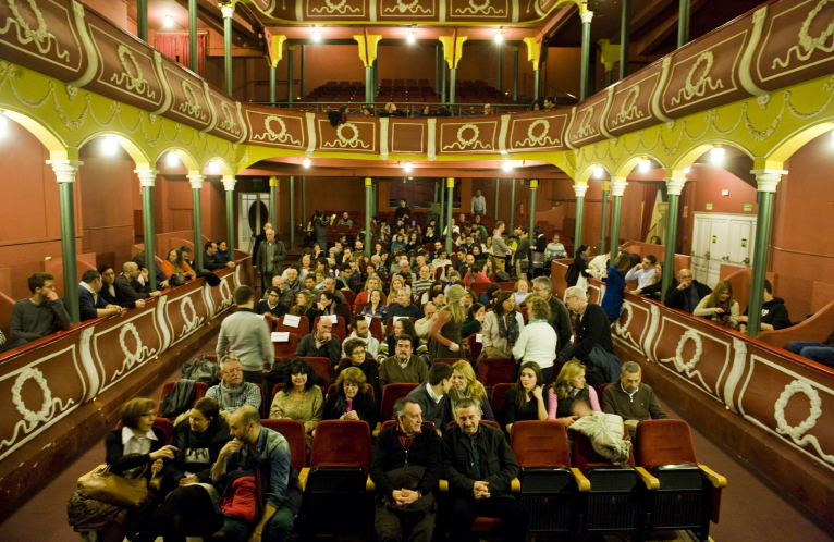 El Escalante vive con un lleno absoluto el estreno de “Els Contes dels Grimm”