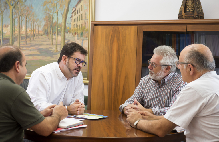 La Diputación potenciará su colaboración con Escoles Solidàries