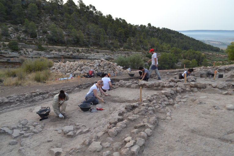 Las excavaciones en la Font de la Figuera descubren nuevos espacios en el asentamiento de la Edad de Bronce 