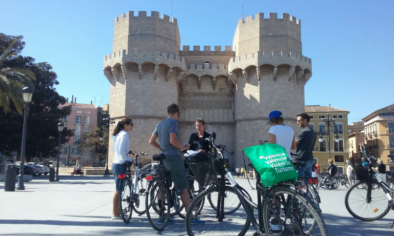 Triatletas de Alemania y Francia disfrutan del turismo deportivo en el territorio valenciano