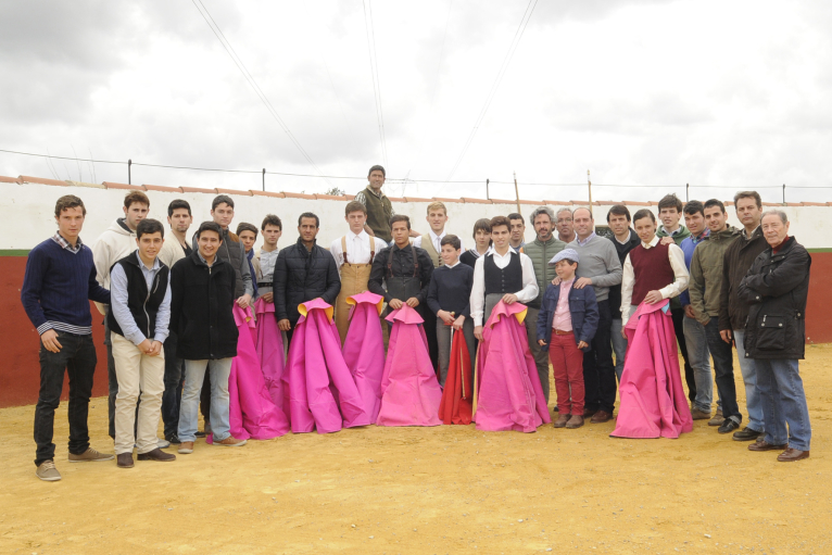 Fandiño agraïx el seu pas per l’Escola de Tauromàquia amb una classe magistral en la ramaderia de Pedro Jovaní