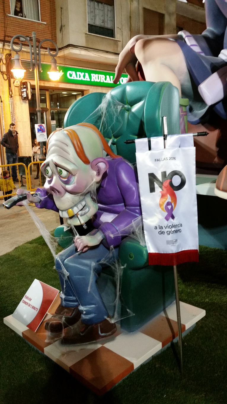 Banderines contra la violencia de género en las fallas