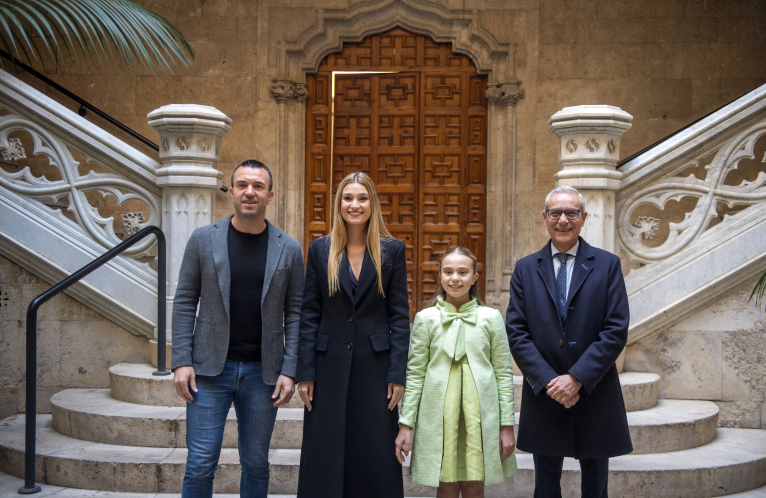 Vicent Mompó recibe a las Falleras Mayores de València en la Diputació