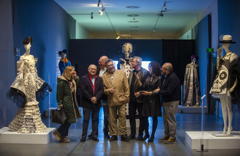 El MuVIM celebra los 20 años de Fashion Art con una muestra sobre la fusión de moda y arte de Manuel Fernández