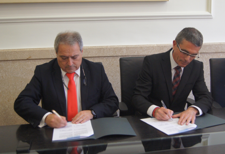Favara firma un convenio con la Diputación para construir un “trinquet”