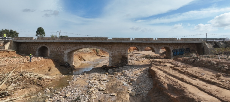 Comienza la reconstrucción del puente de la CV-416 sobre el barranco de la Fuentecica, en el término municipal de Godelleta, tras los importantes daños causados por la DANA