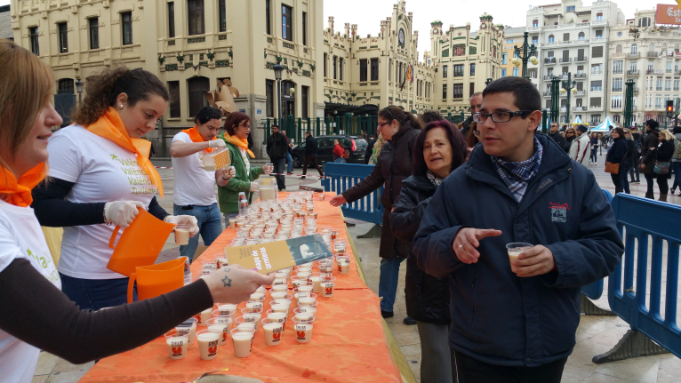 La “Gran Orxatada Fallera” de València Turisme reparteix més de 1.000 litres d'orxata 