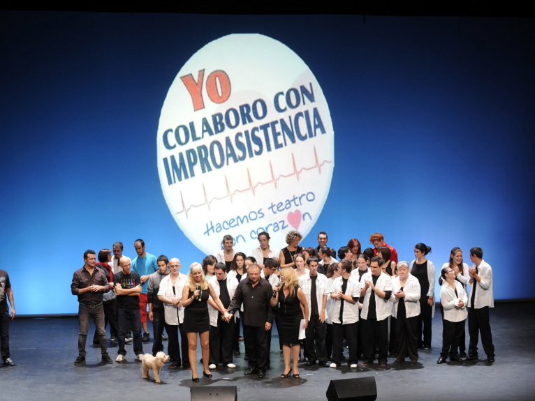 La diputada Amparo Mora assistix a la gala benèfica d'Improasistencia