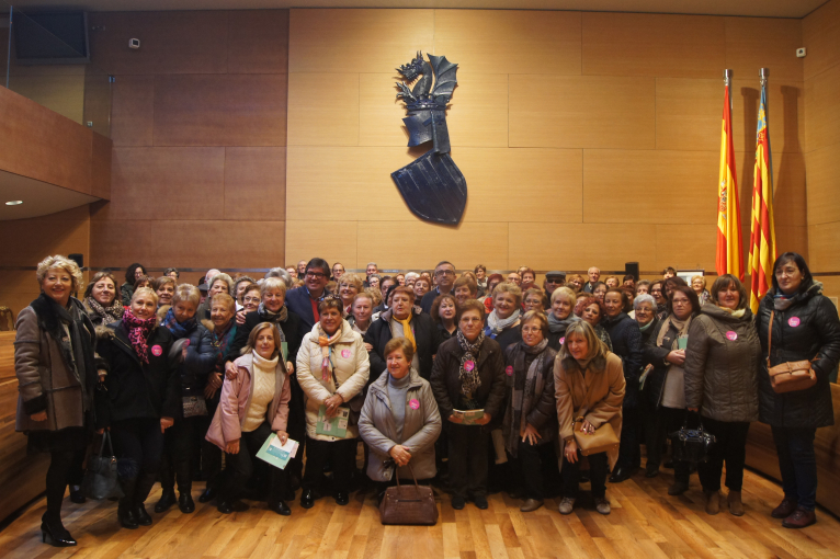 Un centenar de vecinos y vecinas de Gandia y Moixent visitan la Diputació de València