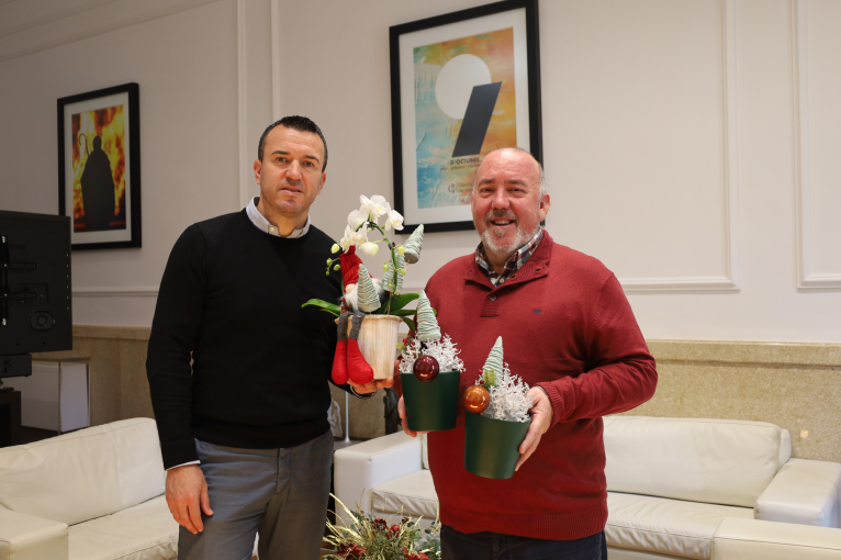 Mompó destaca “el compromiso” de la Diputación con el sector tradicional de la floristería