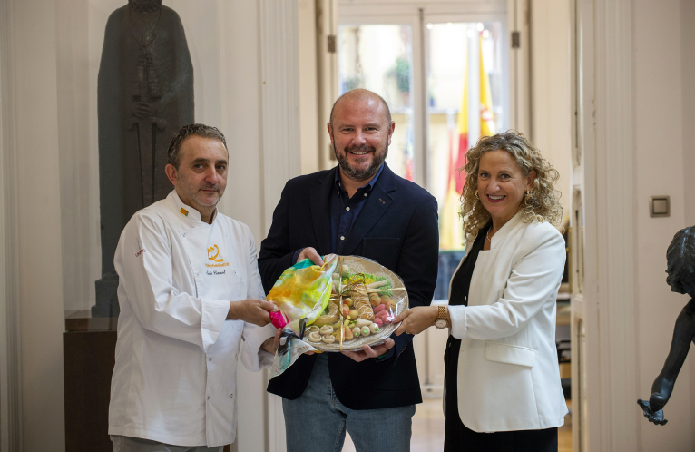 El Gremio de Panaderos y Pasteleros y el de Maestros Confiteros entregan la ‘Mocadorà’ al presidente Gaspar
