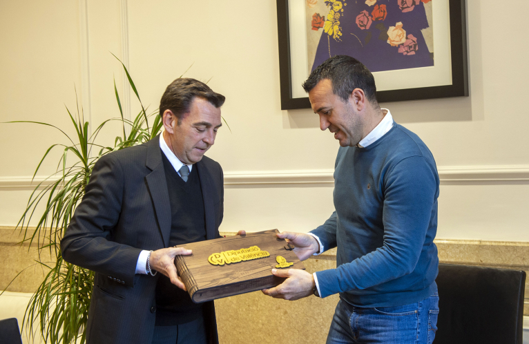 Vicent Mompó rep a la Germandat de Sant Antoni Abat en vespres de la seua festivitat
