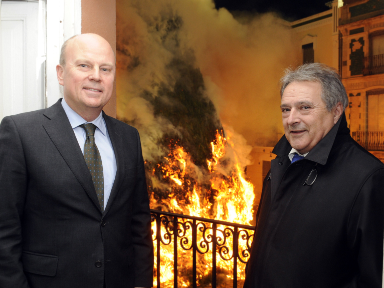 Alfonso Rus asiste al encendido  de la ‘Foguera’ de Canals