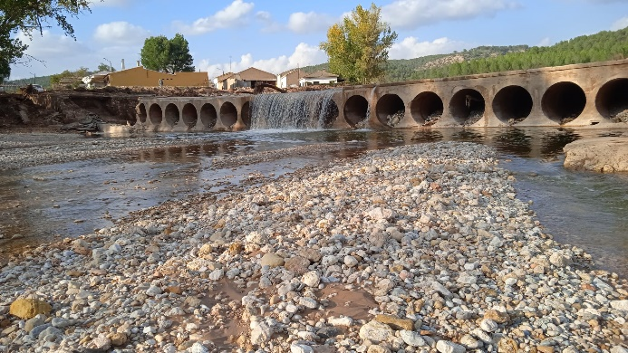 Avanzan las obras de emergencia de reparación de la estructura sobre el río Magro en la CV-429, a su paso por Hortunas, en el término municipal de Requena