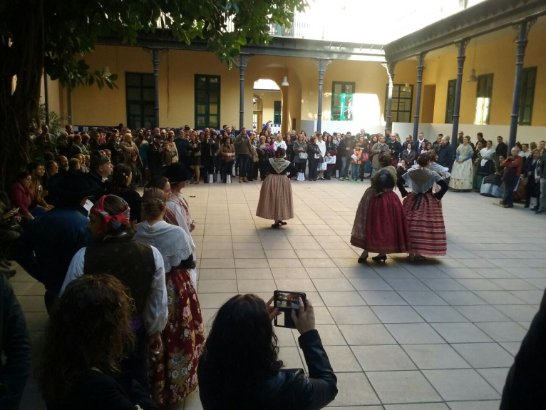 La indumentaria valenciana llena La Beneficència