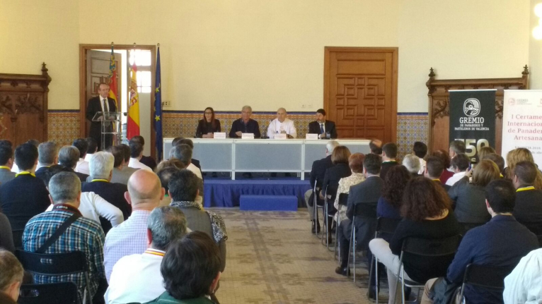 Maria Josep Amigó inaugura el I Certamen Internacional de Panaderos Artesanos