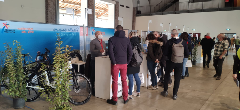 València Turisme porta a Milà la pràctica del cicloturisme a la província