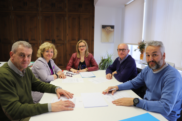 La diputada de Benestar Social, Pilar Sarrión, es reuneix amb representants de AVA-ASAJA