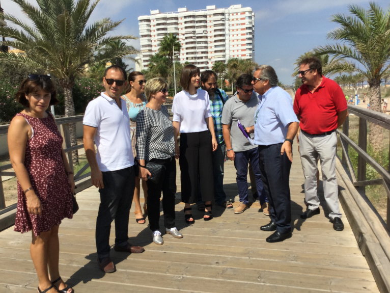 La colaboración institucional garantiza el mantenimiento de la pasarela peatonal de la playa de Gandia