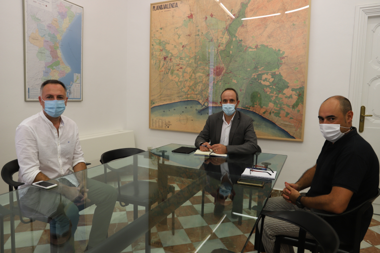 El diputat de Desenvolupament Rural, Ramiro Rivera, es reunix amb l'alcalde de L'Ènova, Tomás Giner