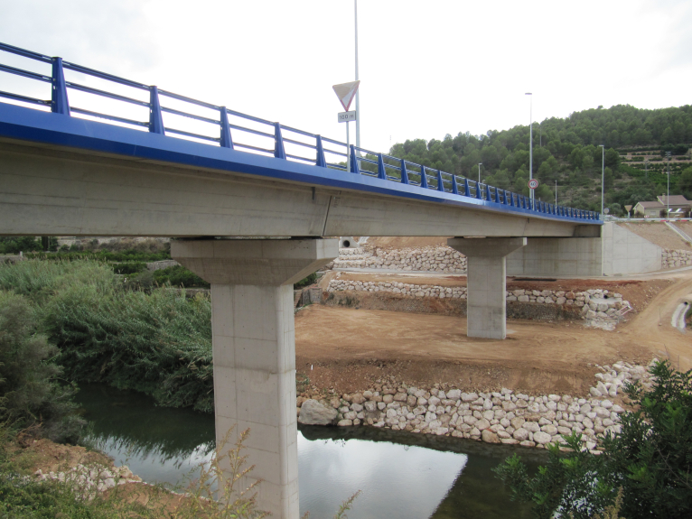 Un pont de més de cent metres sobre el Serpis millora la comunicació entre Villalonga i Ador