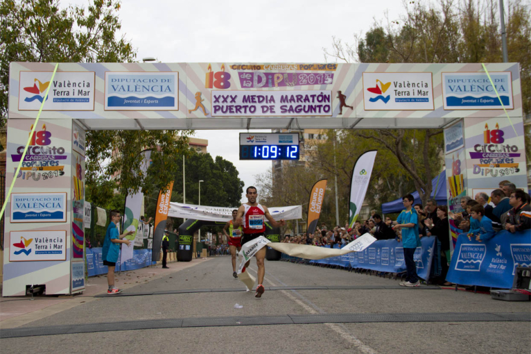 Adil el Hand i Isabel Checa coronen la mitja marató del Port de Sagunt