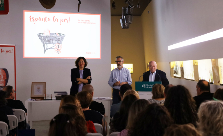 L’ETNO transforma objetos populares como la cuna y el brasero para mostrar el miedo valenciano en ‘Espanta la por’