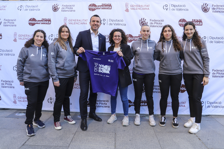 La pilota valenciana femenina toma la Plaza Manises en el acto central del ‘VIII Va de Dona’