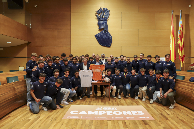 El presidente de la Diputació de València, Vicent Mompó, recibe a los campeones de España de rugby M18