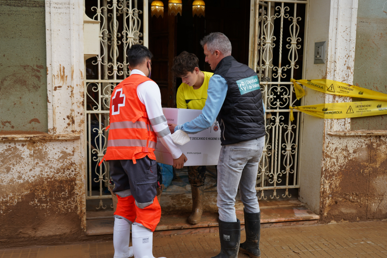 La Diputació de València coordina con  Cruz Roja la entrega de kits de abrigo en municipios afectados por la DANA