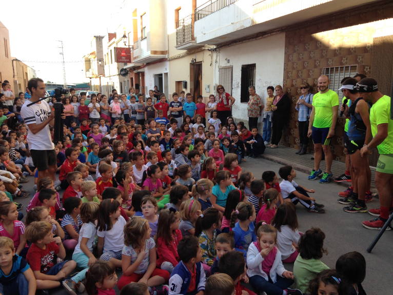 Cientos de personas reciben el paso del Camino Solidario por Faura  