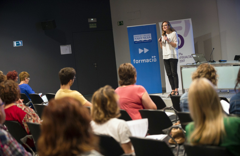 Més de 650 tècnics i policies locals formats per la Diputació per a donar la millor resposta contra la violència de gènere 