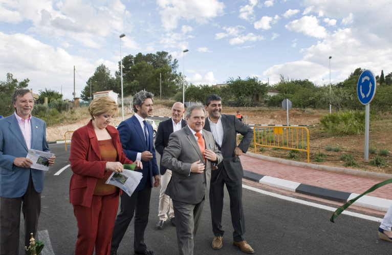 Alfonso Rus inaugura la ordenación de accesos en la CV-422 de Turís a Llombai
