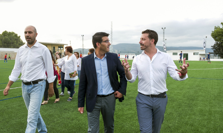 La Font de la Figuera estrena camp de futbol de gespa artificial gràcies a l’ajuda de la Diputació 