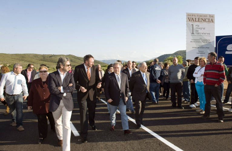 Rus anuncia la millora de la carretera entre la Pobla del Duc i Benigànim a l’inaugurar la reforma de Pinet a Llutxent