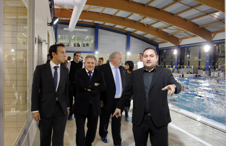 Alfonso Rus inaugura la piscina cubierta y el nuevo complejo deportivo de Riba-roja