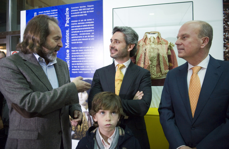 Isidro Prieto inaugura la exposición sobre “El traje de luces. La segunda piel del torero” en el MuVIM