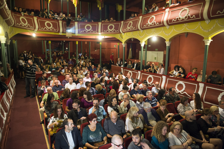 El Escalante estrena con un lleno absoluto “Contes de les mil i una nits” 