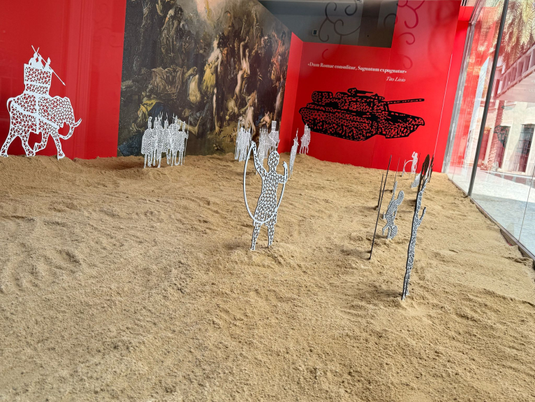 El arte reflexiona sobre la guerra en el Escaparate del MuVIM