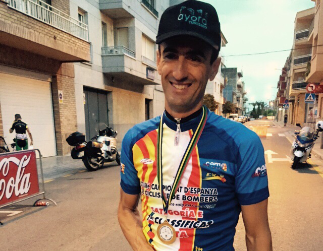 Jorge Gil, bomber del parc de Chiva, lidera la Copa d'Espanya de Ciclisme per a Policies i Bombers