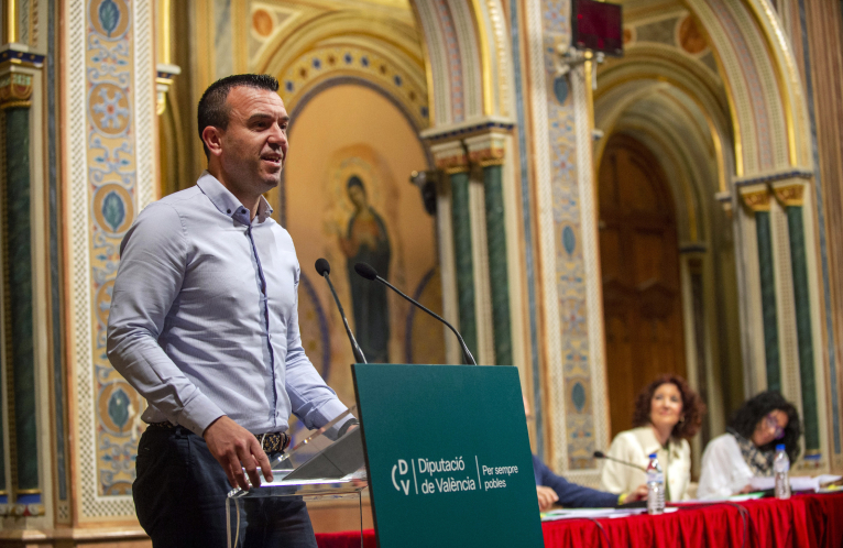La Diputació de València reúne a un centenar de ayuntamientos para facilitar la tramitación de ayudas sociales