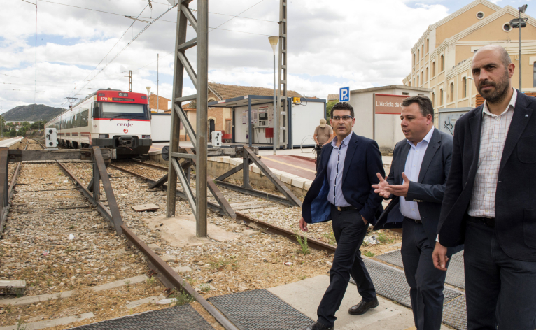 Diputació aporta los primeros 150.000 euros para conectar L'Alcúdia de Crespins y Canals por debajo del tren