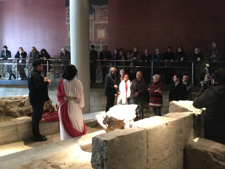 Llíria obri una impactant Tourist-Info en els Mausoleus Romans a ritme de música mediterrània i lletres clàssiques